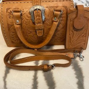 Beautiful genuine leather doctors style bag.